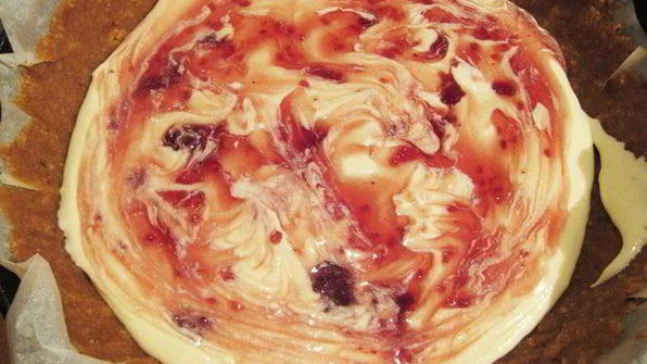 чизкейк с белым шоколадом и малиновым вареньем