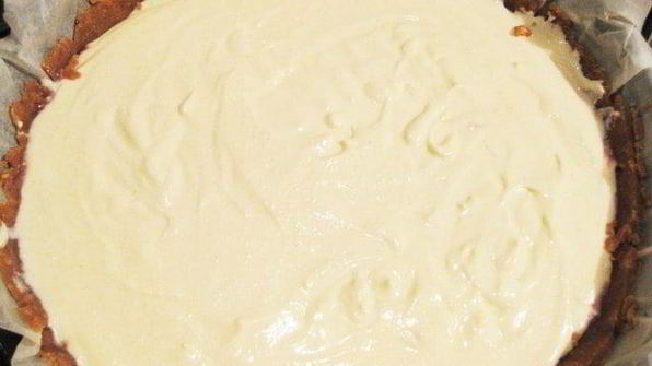 чизкейк с белым шоколадом и малиновым вареньем