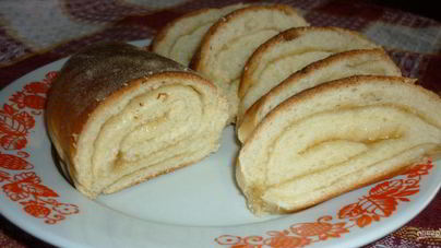 Рулет из дрожжевого теста с вареньем