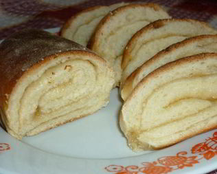 Рулет из дрожжевого теста с вареньем