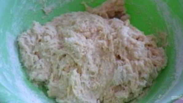 рулет из дрожжевого теста с вареньем