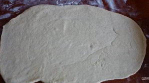 рулет из дрожжевого теста с вареньем