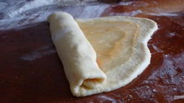 рулет из дрожжевого теста с вареньем