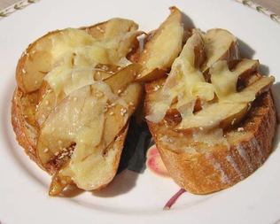 Тосты с инжирным вареньем, запеченными грушами и сыром