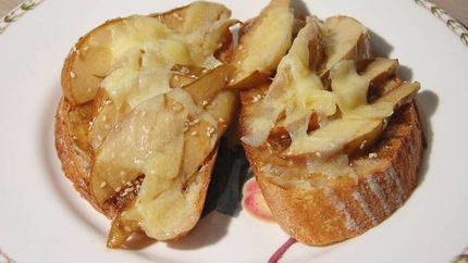 Тосты с инжирным вареньем, запеченными грушами и сыром