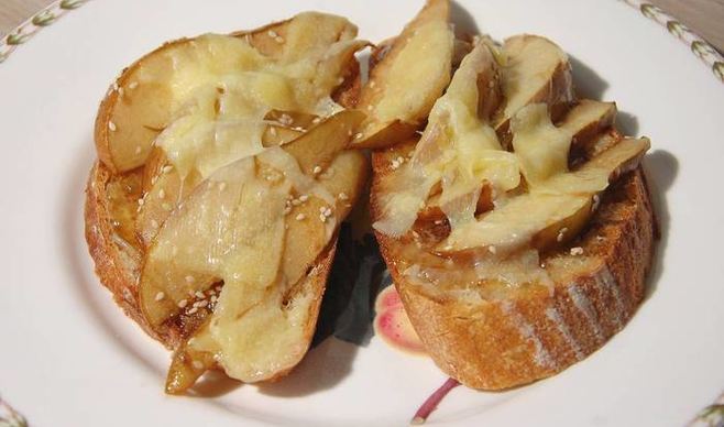 Тосты с инжирным вареньем, запеченными грушами и сыром
