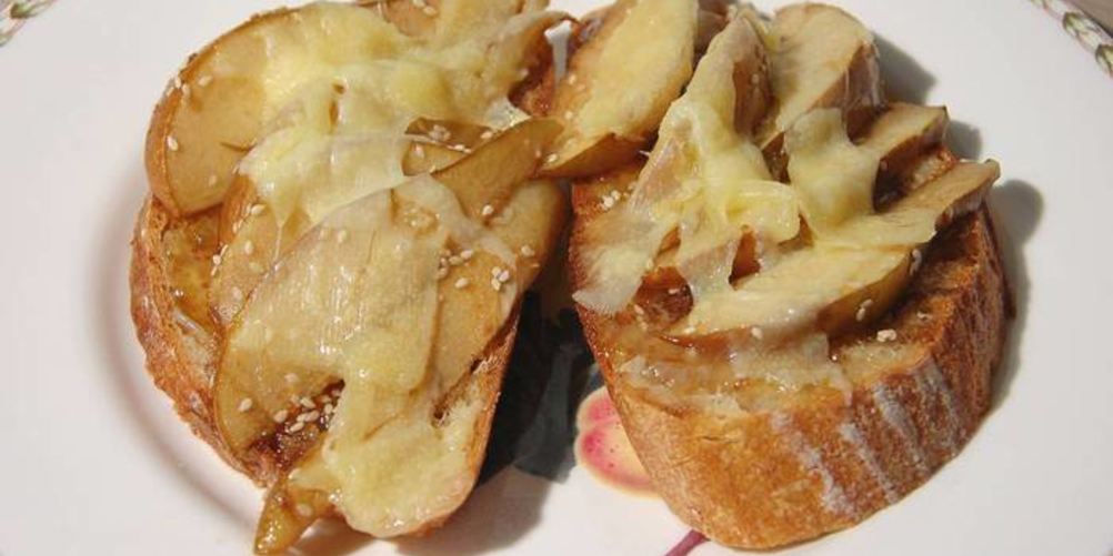 Рецепт тосты с инжирным вареньем, запеченными грушами и сыром