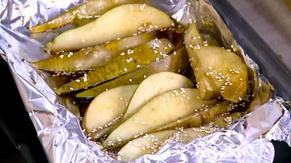 тосты с инжирным вареньем, запеченными грушами и сыром