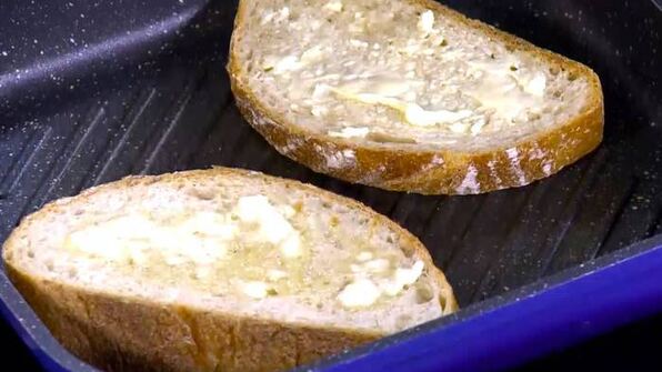 тосты с инжирным вареньем, запеченными грушами и сыром