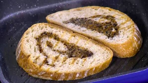 тосты с инжирным вареньем, запеченными грушами и сыром