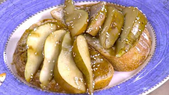 тосты с инжирным вареньем, запеченными грушами и сыром