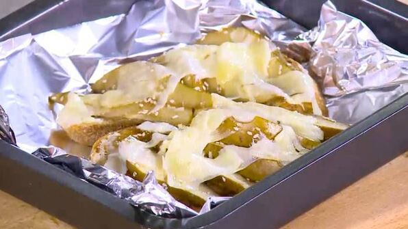 тосты с инжирным вареньем, запеченными грушами и сыром