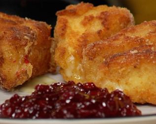 Жареный камамбер с вареньем из брусники