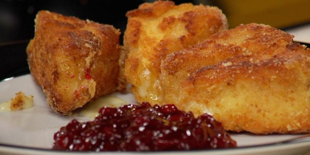 Рецепт жареный камамбер с вареньем из брусники