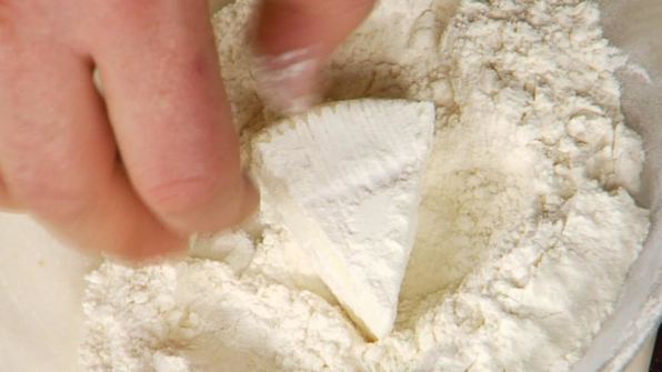 жареный камамбер с вареньем из брусники