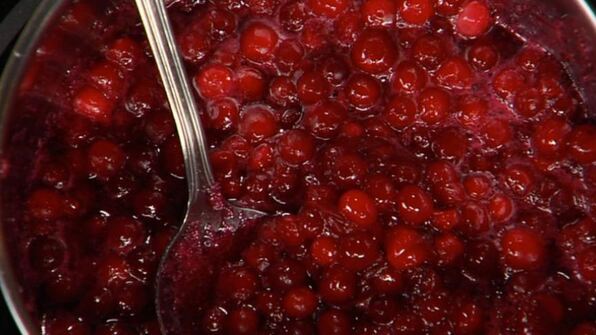 жареный камамбер с вареньем из брусники