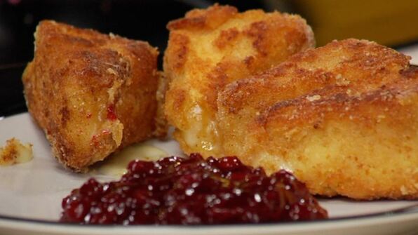 жареный камамбер с вареньем из брусники
