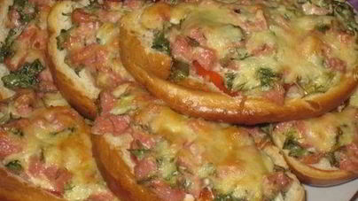 Бутерброд Ленивая пицца с колбасой и сыром