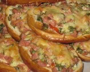 Бутерброд Ленивая пицца с колбасой и сыром