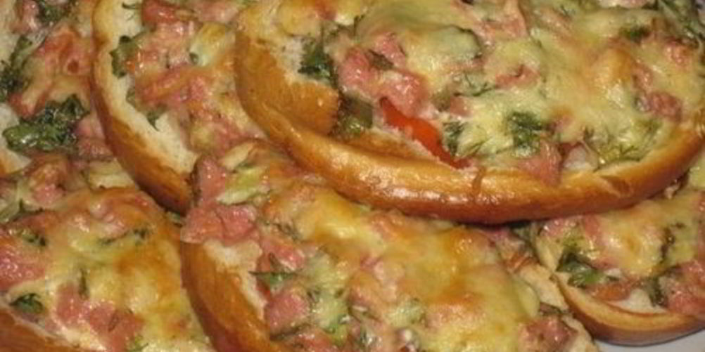 Рецепт бутерброд ленивая пицца с колбасой и сыром