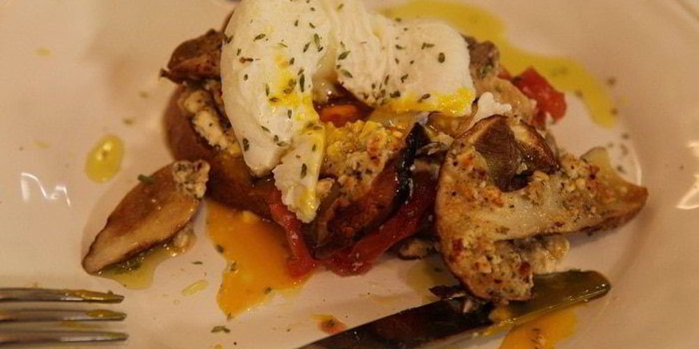 Рецепт бутерброд с грибами, помидором и яйцом пашот