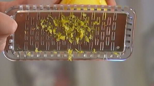 бутерброд с грибами, помидором и яйцом пашот