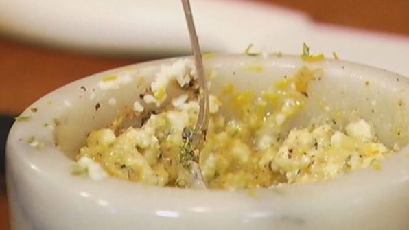 бутерброд с грибами, помидором и яйцом пашот