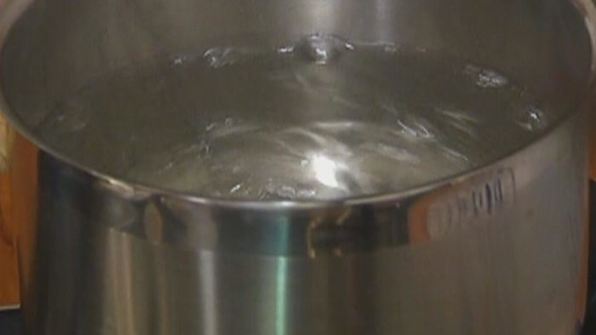 бутерброд с грибами, помидором и яйцом пашот