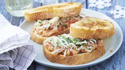 Бутерброд с крабовой пастой