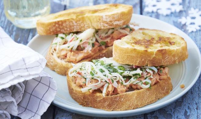 Бутерброд с крабовой пастой