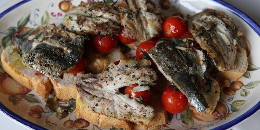 Рецепт бутерброд с сардинками и помидорами