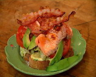 Бутерброд с семгой, авокадо и беконом