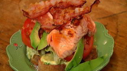 Бутерброд с семгой, авокадо и беконом