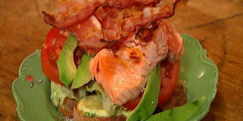 Рецепт бутерброд с семгой, авокадо и беконом