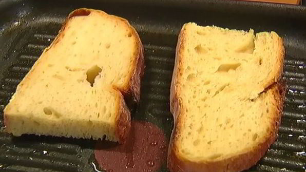 бутерброд с семгой, авокадо и беконом