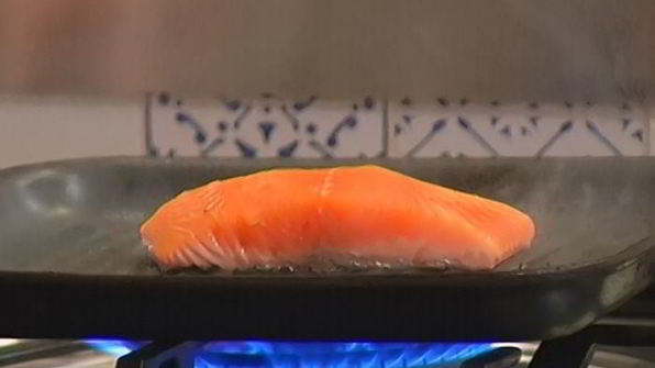 бутерброд с семгой, авокадо и беконом