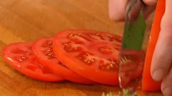 бутерброд с семгой, авокадо и беконом