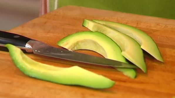 бутерброд с семгой, авокадо и беконом