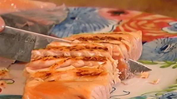 бутерброд с семгой, авокадо и беконом