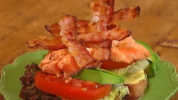 бутерброд с семгой, авокадо и беконом