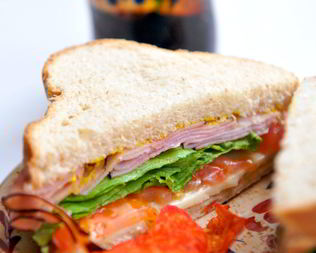 Бутерброд с ветчиной и помидорами