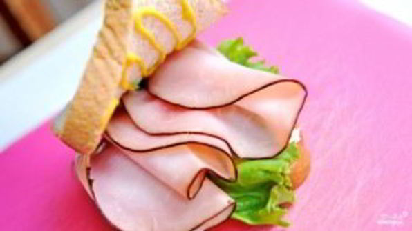 бутерброд с ветчиной и помидорами