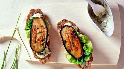 Бутерброд с жареным баклажаном