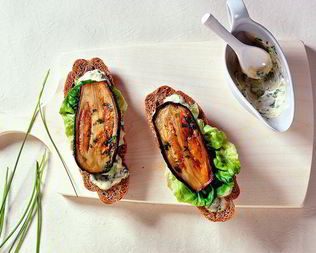 Бутерброд с жареным баклажаном