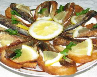 Бутерброд со шпротами и солеными огурцами