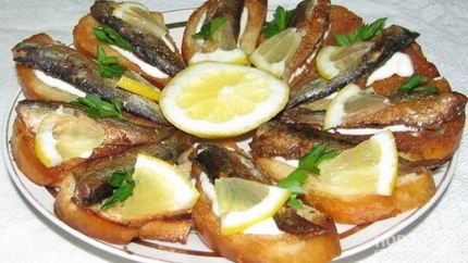 Бутерброд со шпротами и солеными огурцами