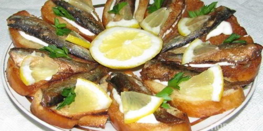 Рецепт бутерброд со шпротами и солеными огурцами