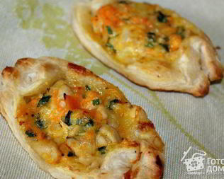 Бутерброды из слоеного теста с сыром, курицей и морковью