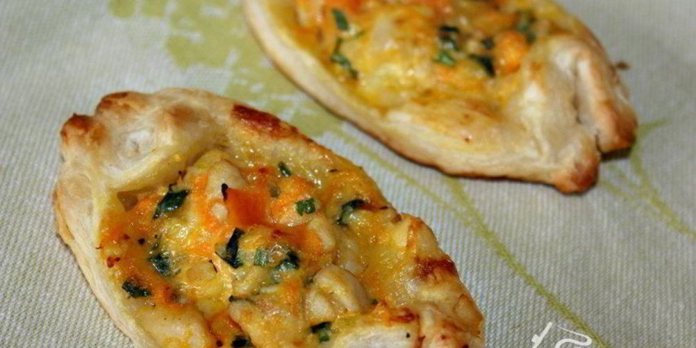 Рецепт бутерброды из слоеного теста с сыром, курицей и морковью