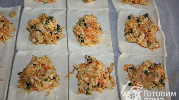 бутерброды из слоеного теста с сыром, курицей и морковью
